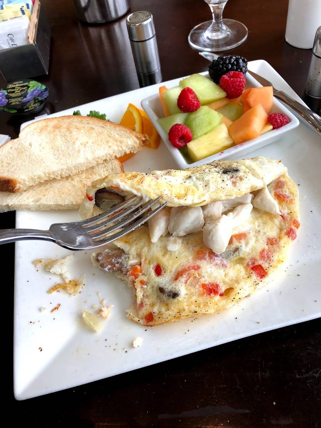 Sauciety an American Grill | restaurant | 171 Waterfront St, Oxon Hill, MD 20745, USA | 2407663640 OR +1 240-766-3640