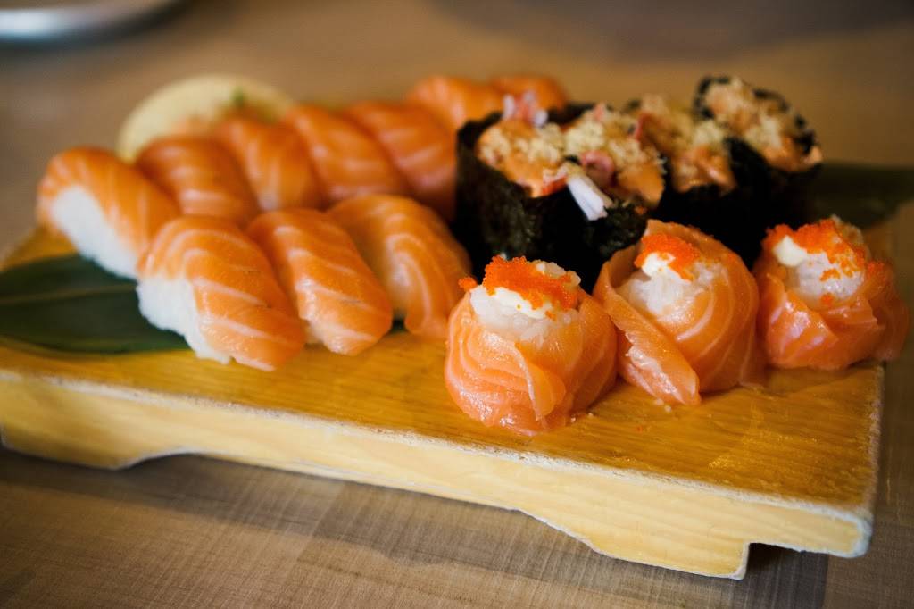 W Sushi | restaurant | 235 Edinburgh Rd S, Guelph, ON N1G 2J5, Canada | 5198216688 OR +1 519-821-6688