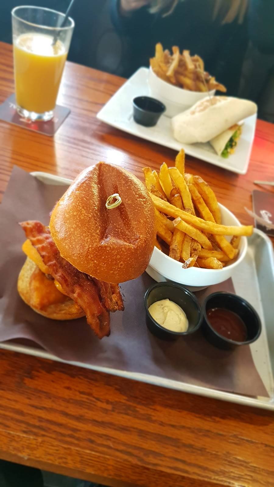 Chop House Burger Bar | restaurant | 100 Martindale Rd, St. Catharines, ON L2S 2Y3, Canada | 9056881114 OR +1 905-688-1114