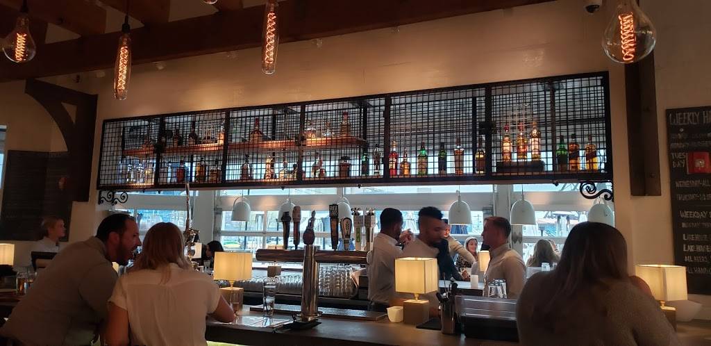 Lindeys Lake House Flats | restaurant | 1146 Old River Rd, Cleveland, OH 44113, USA | 2167270158 OR +1 216-727-0158