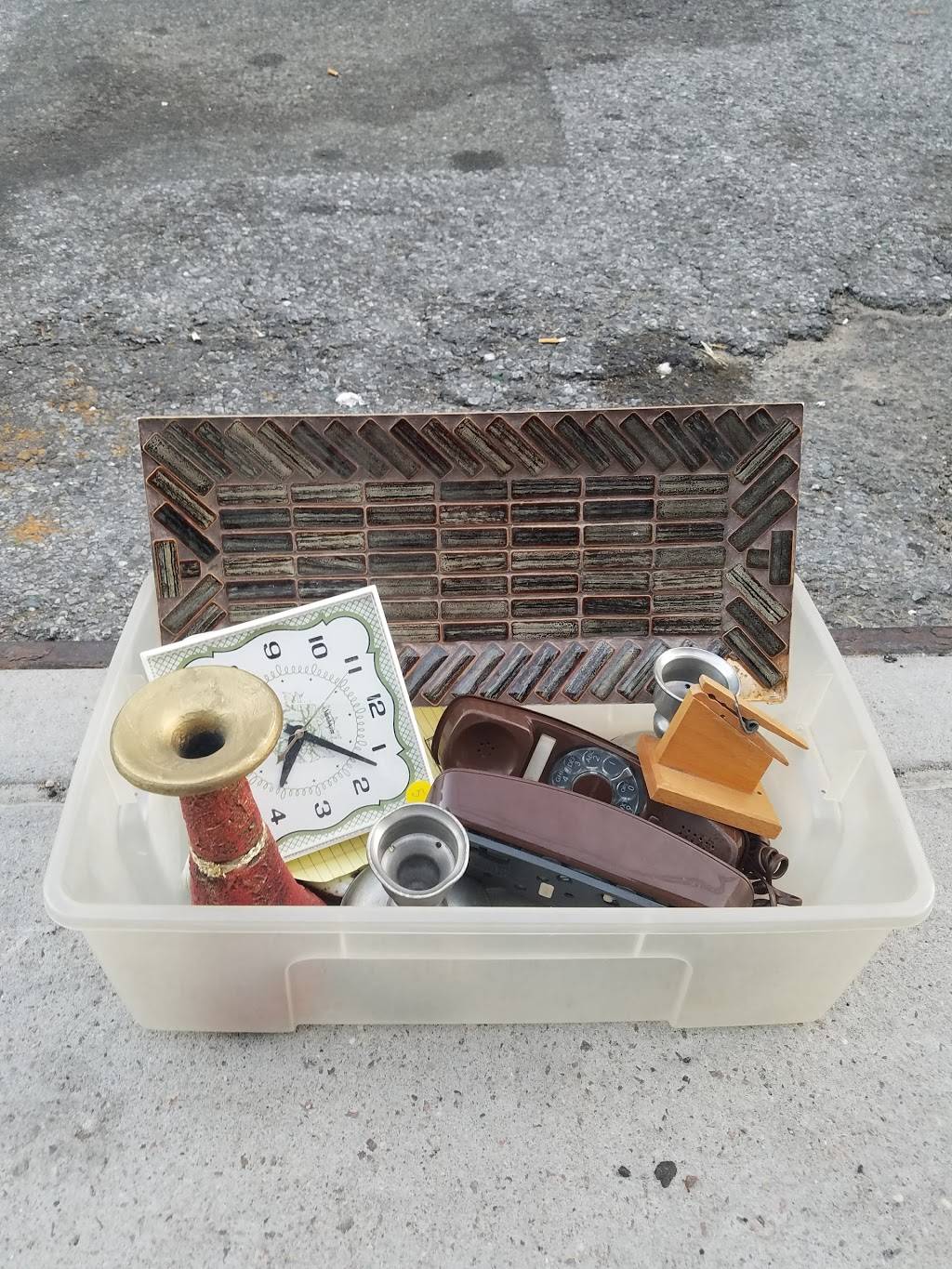 The Anchored Inn | restaurant | 57 Waterbury St, Brooklyn, NY 11206, USA | 7185763297 OR +1 718-576-3297