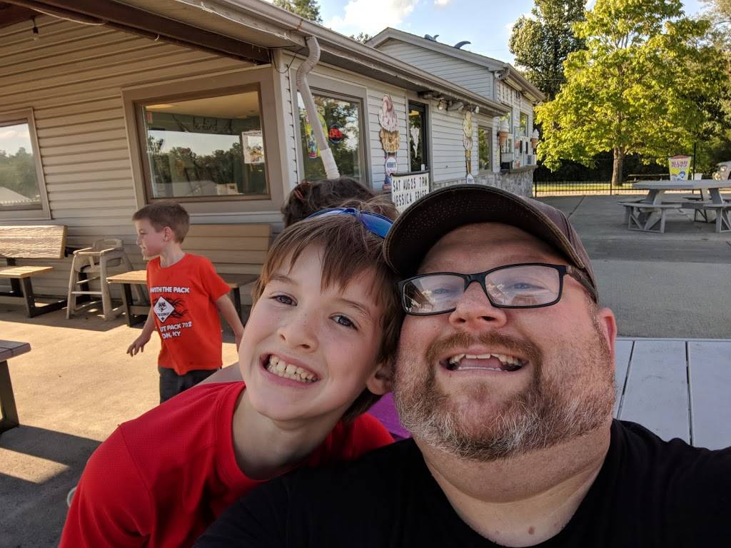 Sharkys Eats & Treats | restaurant | 9924 Alexandria Pike, Alexandria, KY 41001, USA | 8596350555 OR +1 859-635-0555