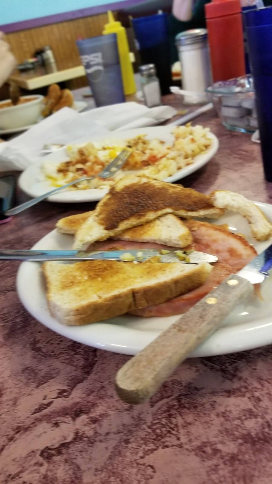 Carlinville Plaza Cafe | restaurant | 170 Carlinville Plaza, Carlinville, IL 62626, USA | 2178546208 OR +1 217-854-6208