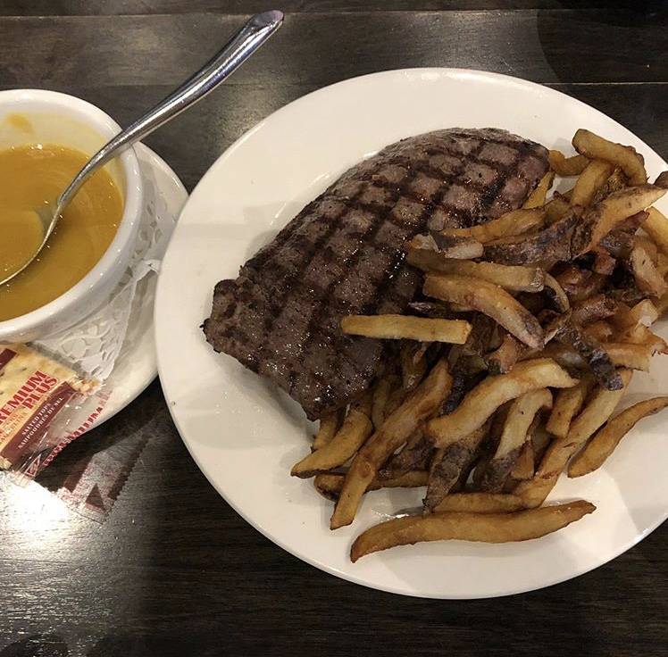 Dunns | restaurant | 11598 Boulevard de Salaberry, Dollard-des-Ormeaux, QC H9B 2R8, Canada | 5144216262 OR +1 514-421-6262