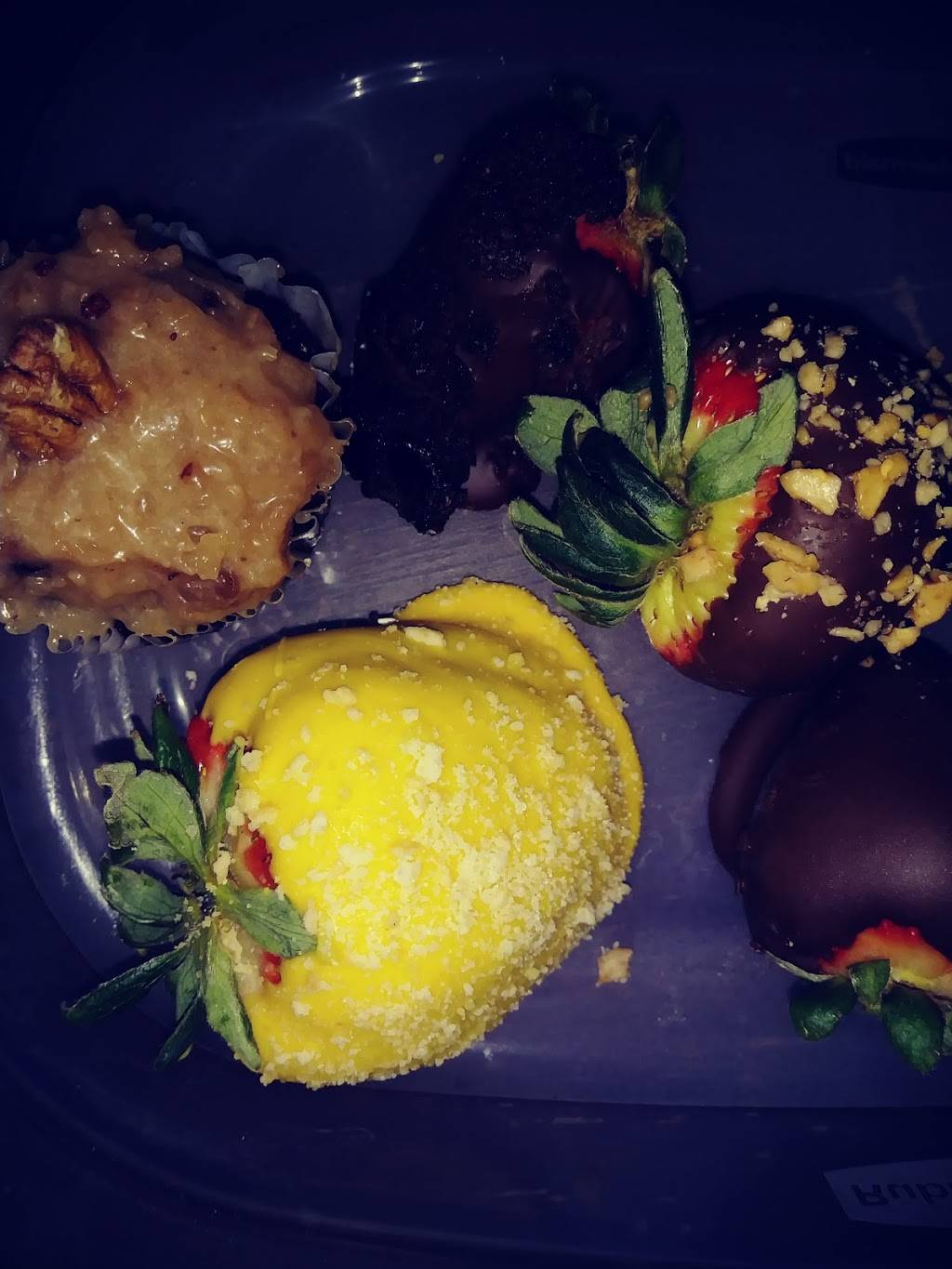 Bougie Berries Dessert Boutique | restaurant | 7157 W Burleigh St, Milwaukee, WI 53210, USA | 6624268443 OR +1 662-426-8443