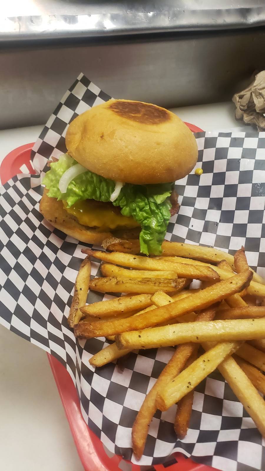 Buckets Burgers & Beer Garden | restaurant | 2014 S WW White Rd, San Antonio, TX 78222, USA | 2102512232 OR +1 210-251-2232