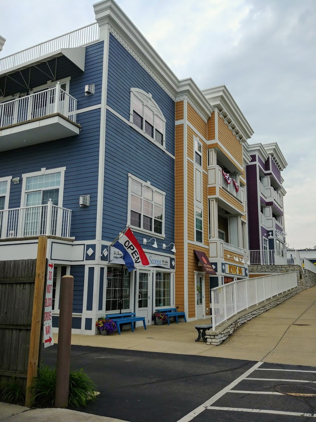 Beachside Scoops | restaurant | 225 N Whittaker St, New Buffalo, MI 49117, USA | 2692315186 OR +1 269-231-5186