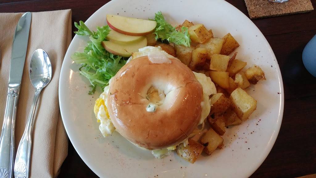 Lakewood Inn Restaurant | restaurant | 76 Theater Rd, Madison, ME 04950, USA | 2078584403 OR +1 207-858-4403