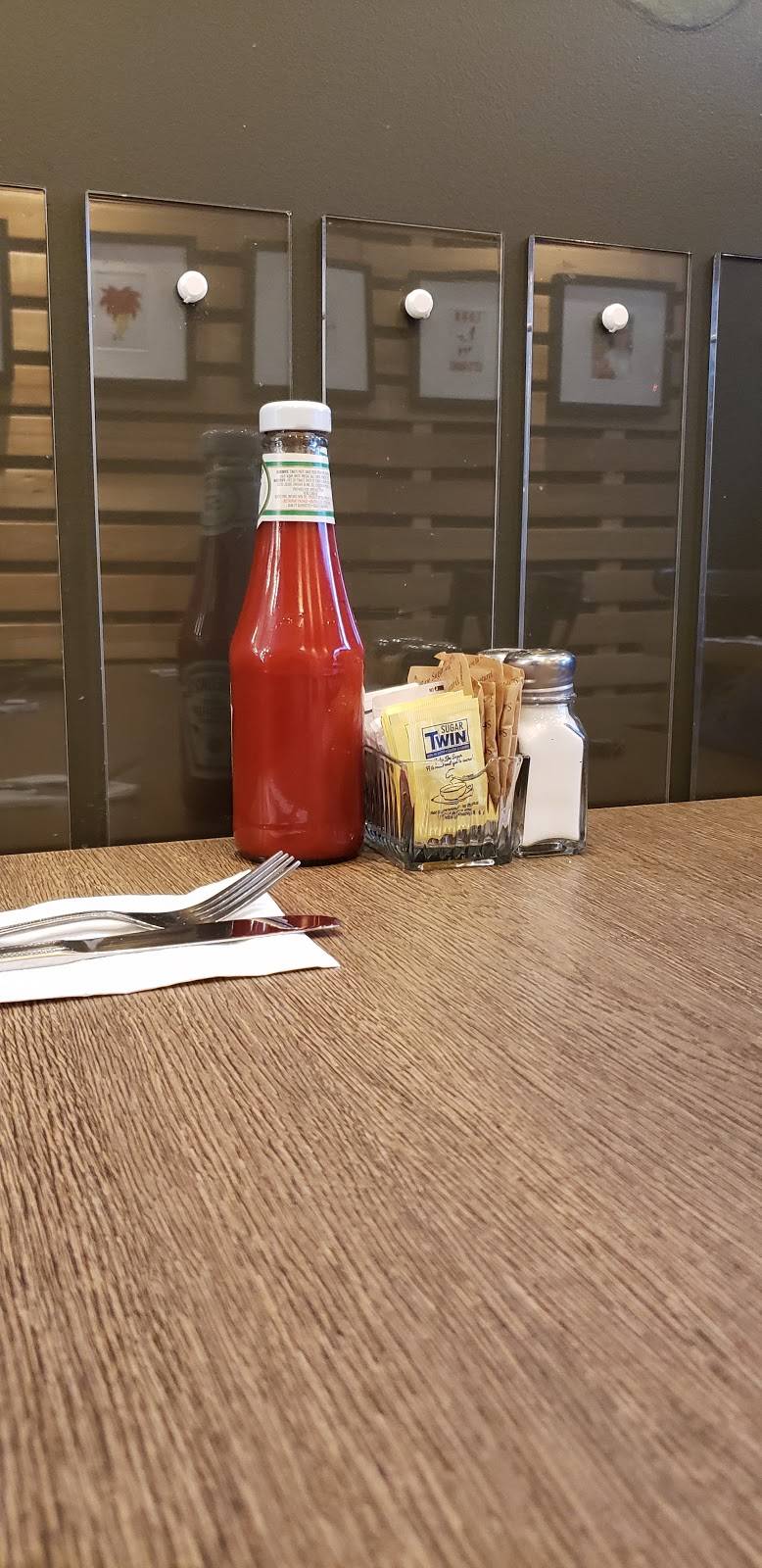 Bobbys Hideaway- Port Credit | restaurant | 398 Lakeshore Rd E, Mississauga, ON L5G 1H5, Canada | 9052783688 OR +1 905-278-3688