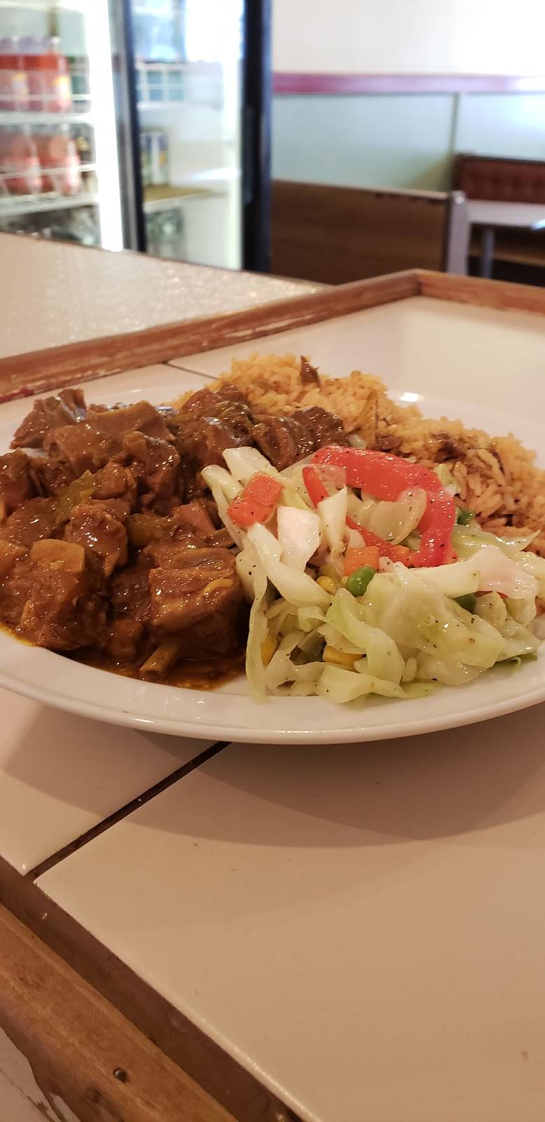 Christines Pot Of Gold | restaurant | 1374 Park Ave, Bridgeport, CT 06604, USA | 2038709551 OR +1 203-870-9551