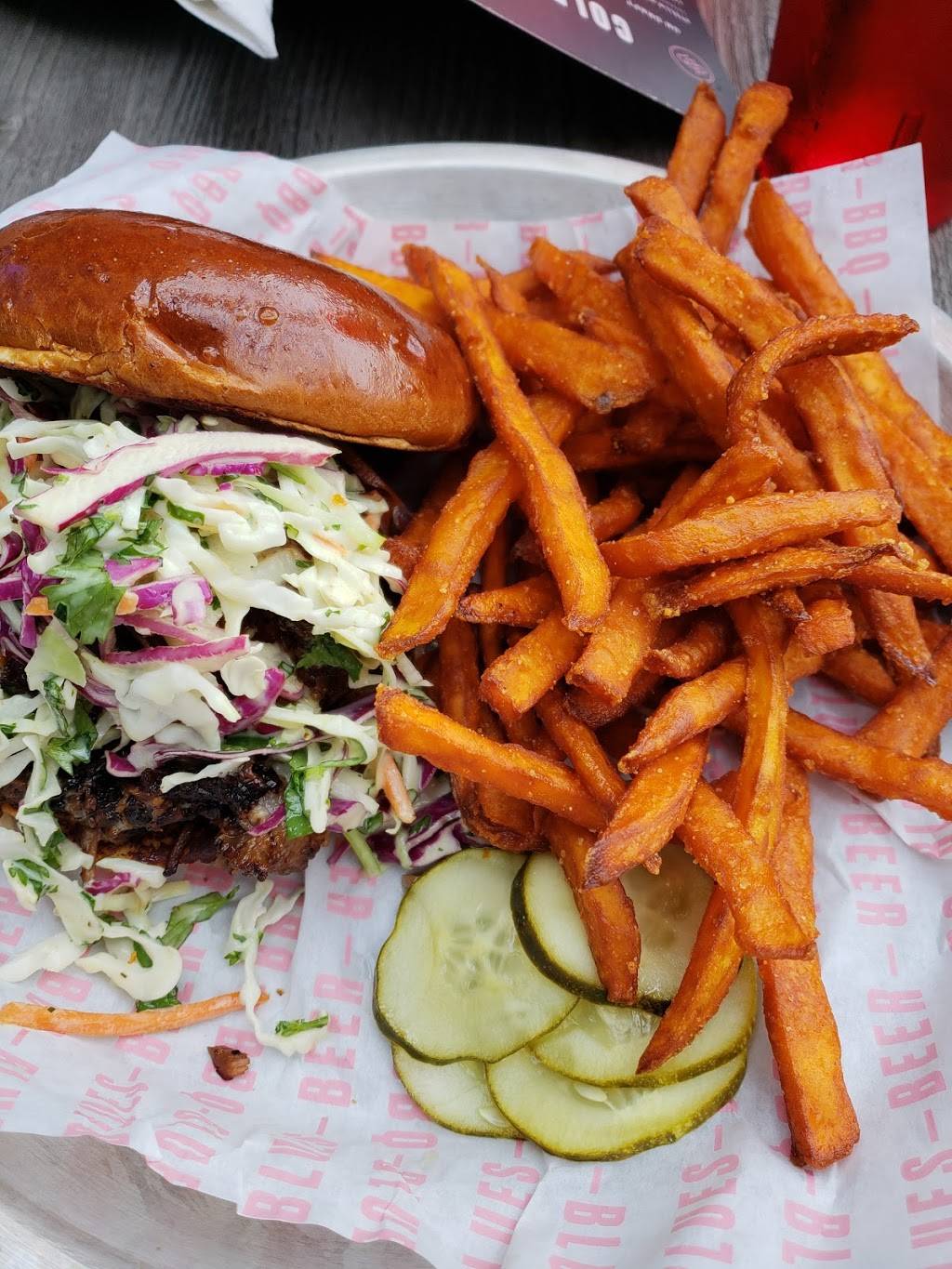 Smoke Daddy BBQ - Wrigleyville | restaurant | 3636 N Clark St, Chicago, IL 60613, USA | 7732272583 OR +1 773-227-2583