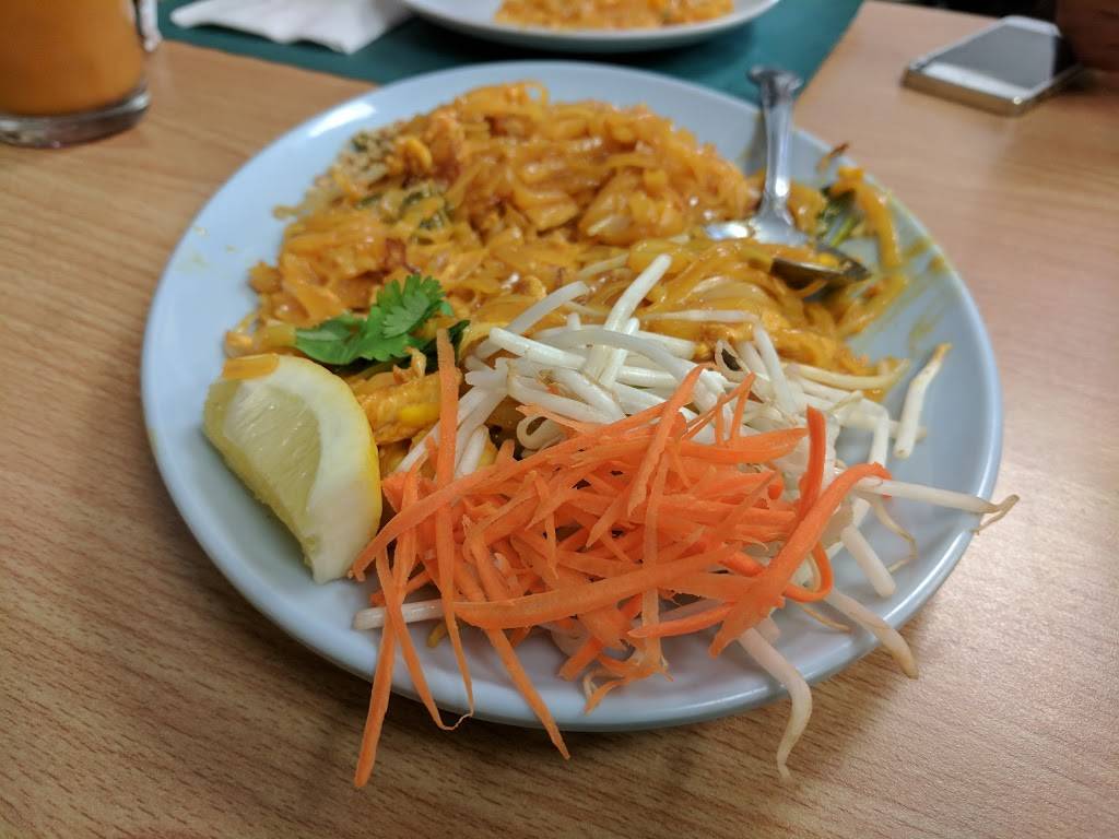 Khun Moo Thai Kitchen | restaurant | 3318, 8674 Lindley Ave, Northridge, CA 91325, USA | 8187093966 OR +1 818-709-3966