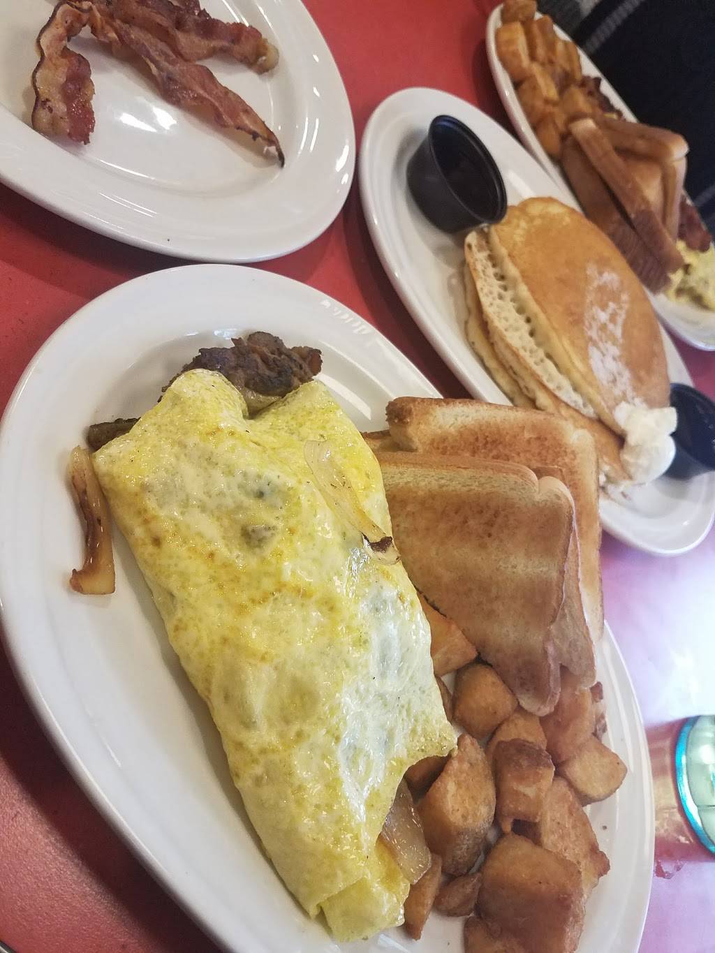 Friendlys | restaurant | 3420 Berlin Turnpike, Newington, CT 06111, USA | 8606665559 OR +1 860-666-5559