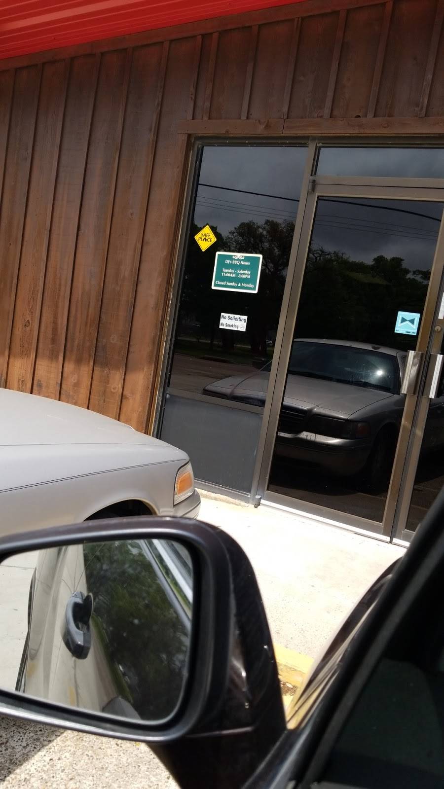 DJs Bar-B-Que | restaurant | 906 W Plantation Dr, Clute, TX 77531, USA | 9792656331 OR +1 979-265-6331