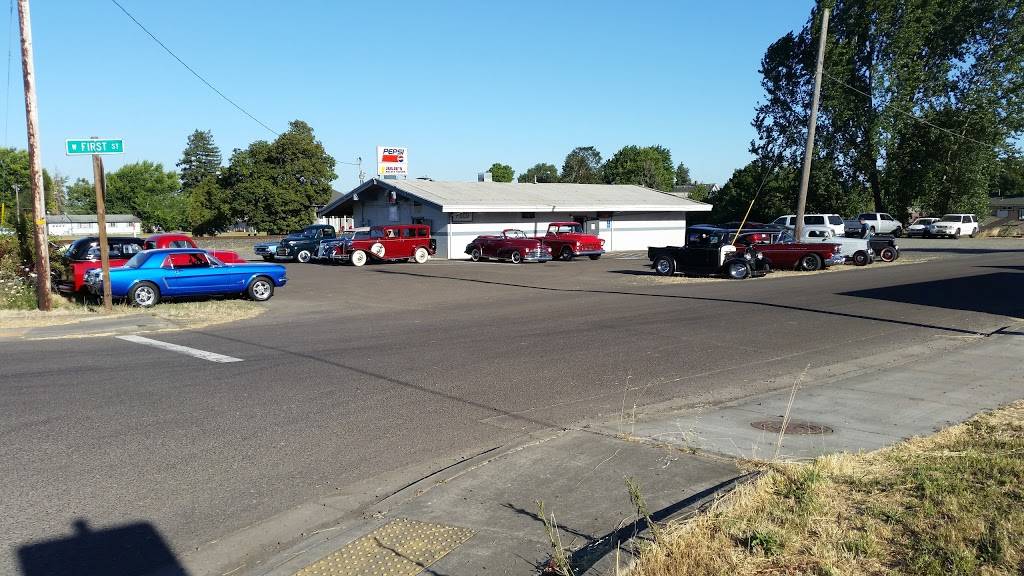 Julies Halsey Tavern | restaurant | 10 W 1st St, Halsey, OR 97348, USA | 5413692400 OR +1 541-369-2400