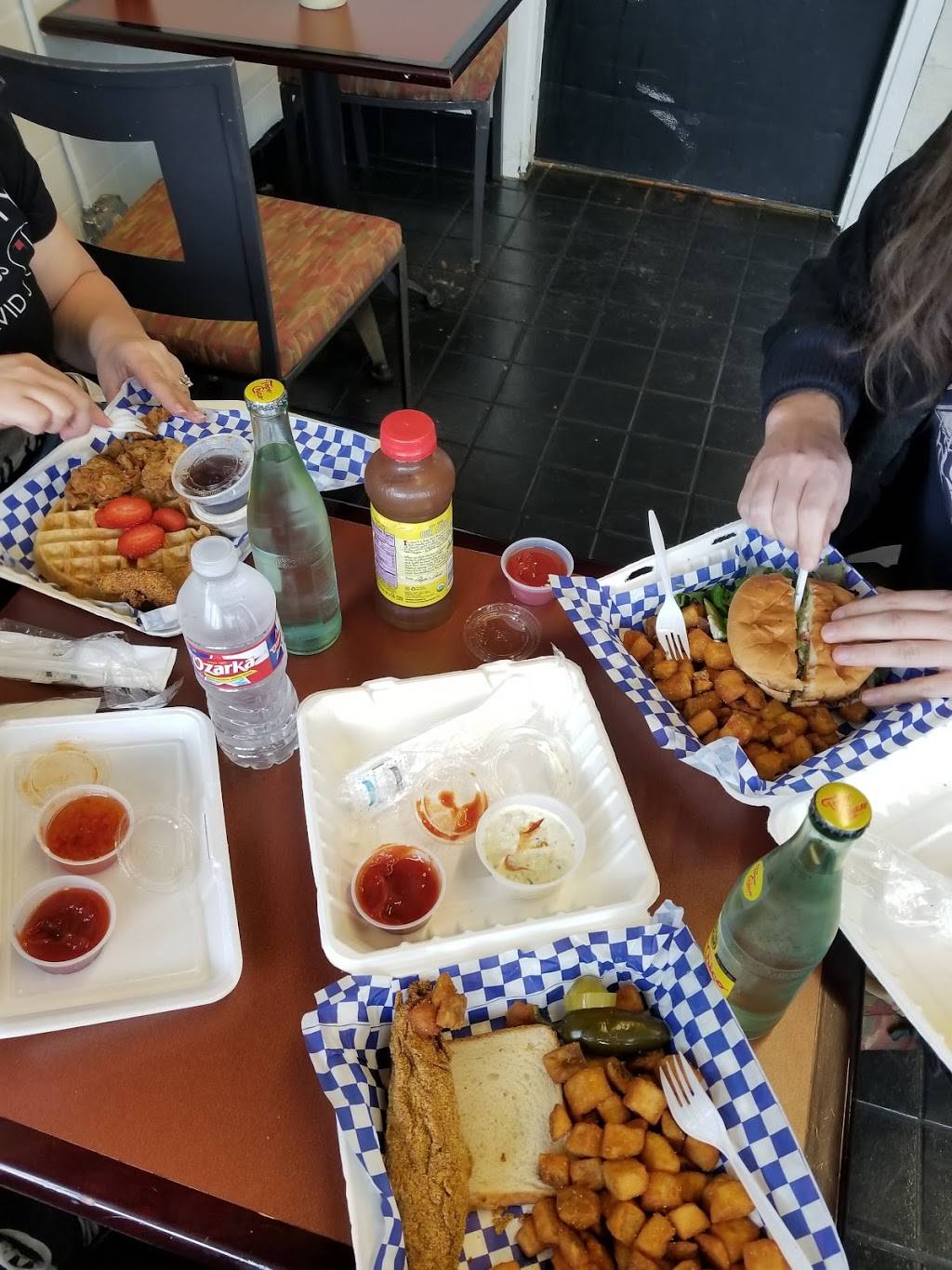 Da Munchies | restaurant | 4121 N Westmoreland Rd, Dallas, TX 75212, USA | 2148287097 OR +1 214-828-7097