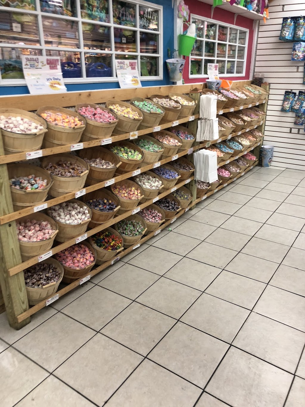 Yabbas Wacky Snack Shack | restaurant | 301 Gulf Shores Pkwy, Gulf Shores, AL 36542, USA | 2519483146 OR +1 251-948-3146