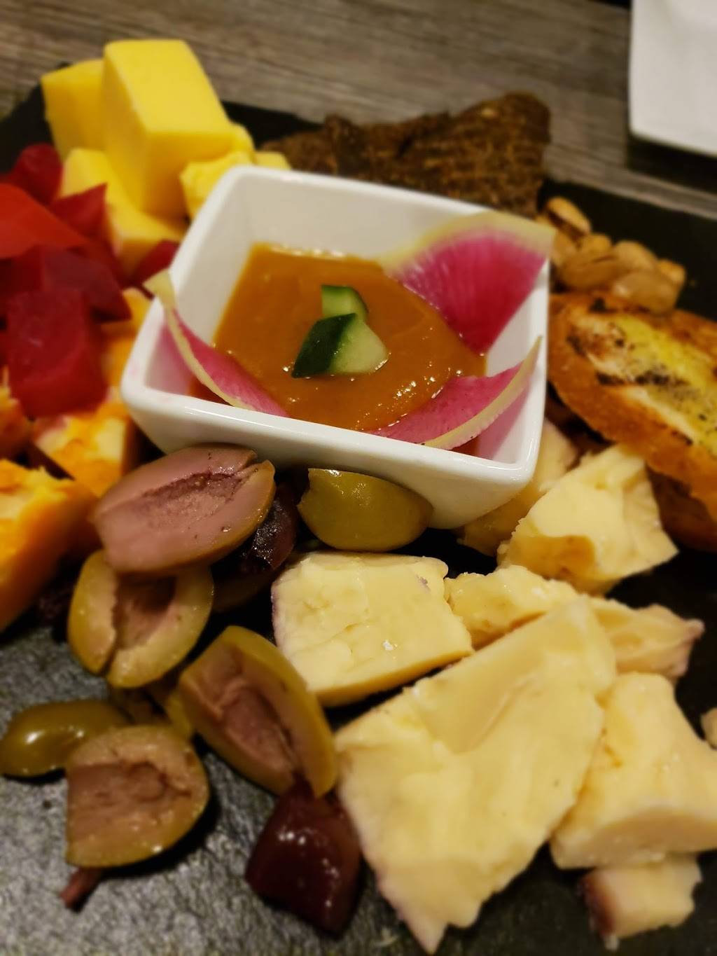 Hundred North Bar & Kitchen | restaurant | 100 N Gilbert Rd, Gilbert, AZ 85234, USA | 4803613536 OR +1 480-361-3536