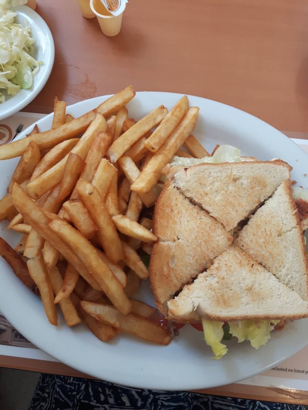 Station Restaurant | restaurant | 1350 Pelletier St, Windsor, ON N9B 1R8, Canada | 5192549135 OR +1 519-254-9135