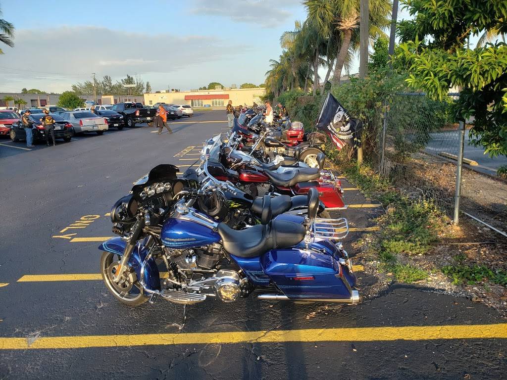 CB2 Fort Myers | restaurant | 11491 S Cleveland Ave, Fort Myers, FL 33907, USA | 2393135661 OR +1 239-313-5661