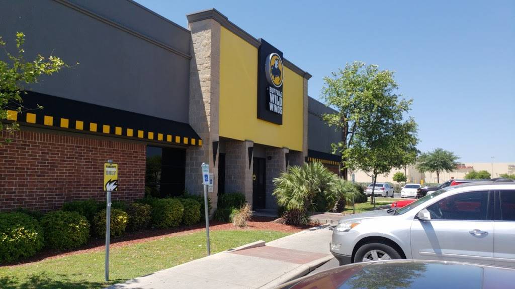 Buffalo Wild Wings | restaurant | 115 SW Loop 410, San Antonio, TX 78245, USA | 2105239464 OR +1 210-523-9464