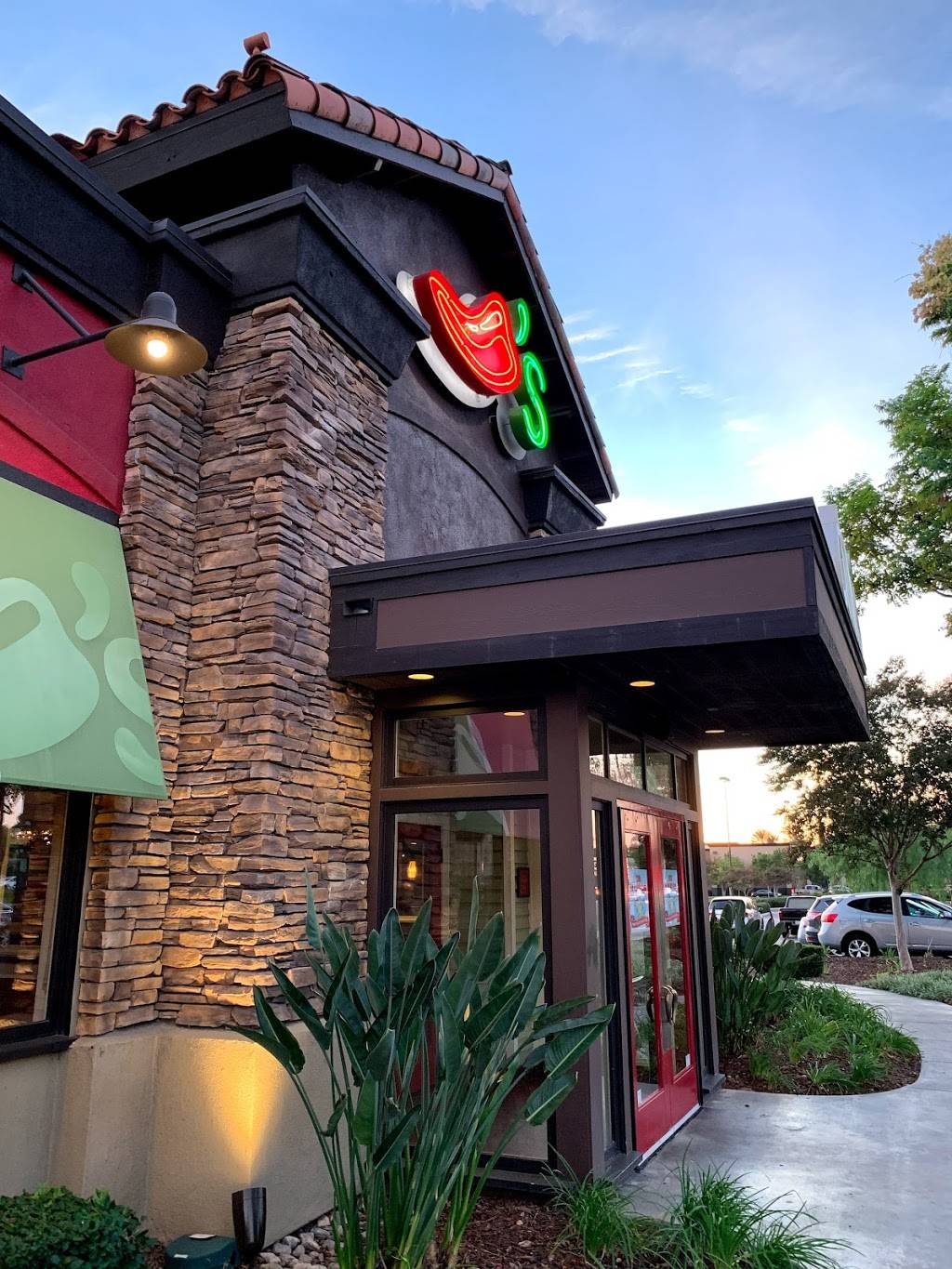 Chilis Grill & Bar | meal takeaway | 1600 W Imperial Hwy, La Habra, CA 90631, USA | 5626907491 OR +1 562-690-7491