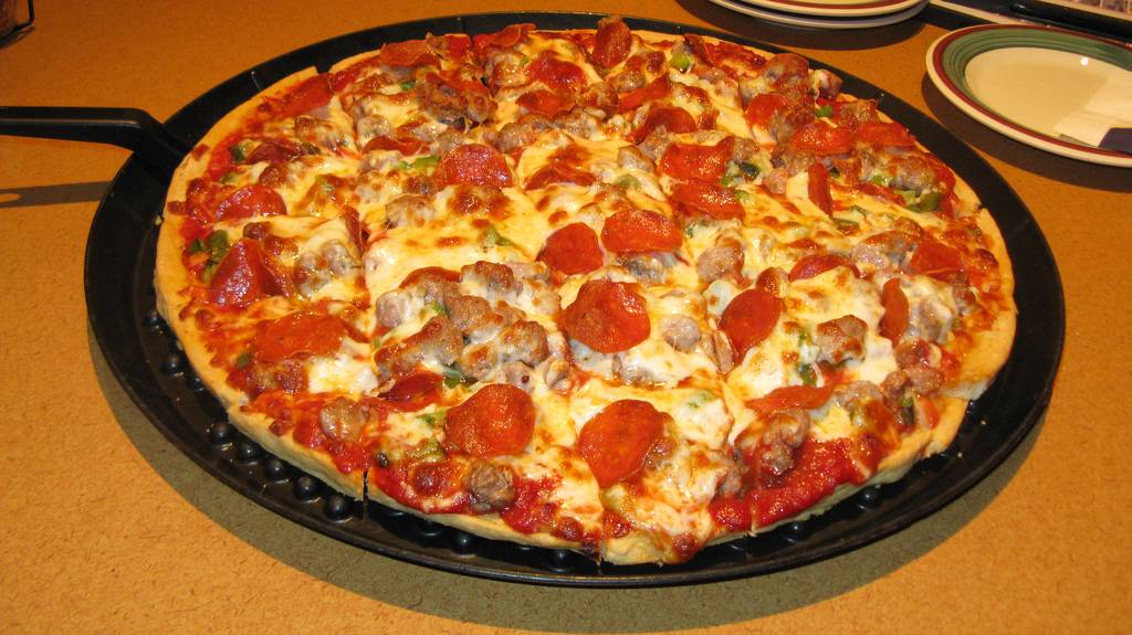 Congress Pizzeria | restaurant | 5925 W Diversey Ave, Chicago, IL 60639, USA | 7737453800 OR +1 773-745-3800