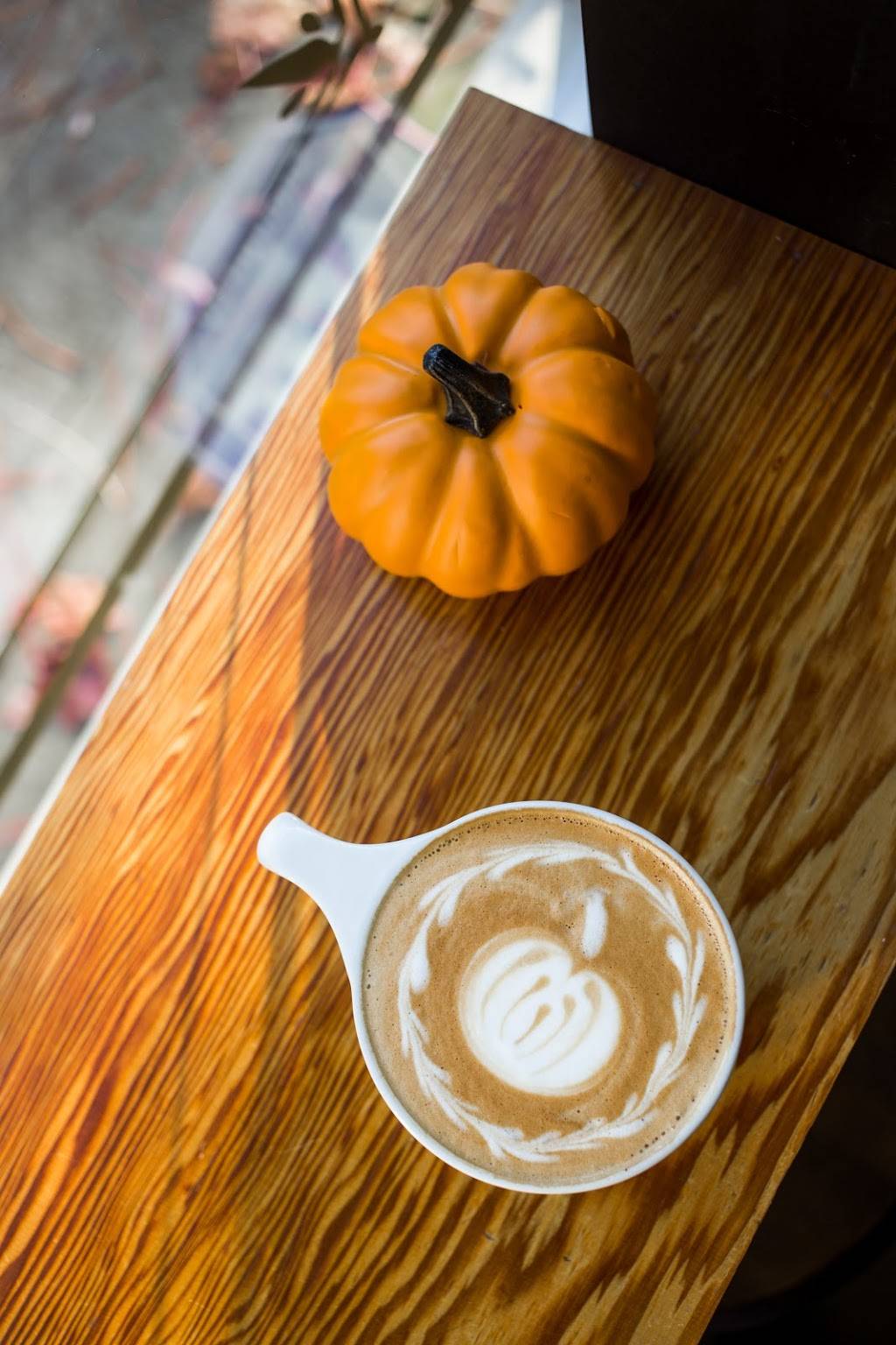 JoLa Cafe | cafe | 5915 SW Corbett Ave, Portland, OR 97239, USA | 5032441812 OR +1 503-244-1812