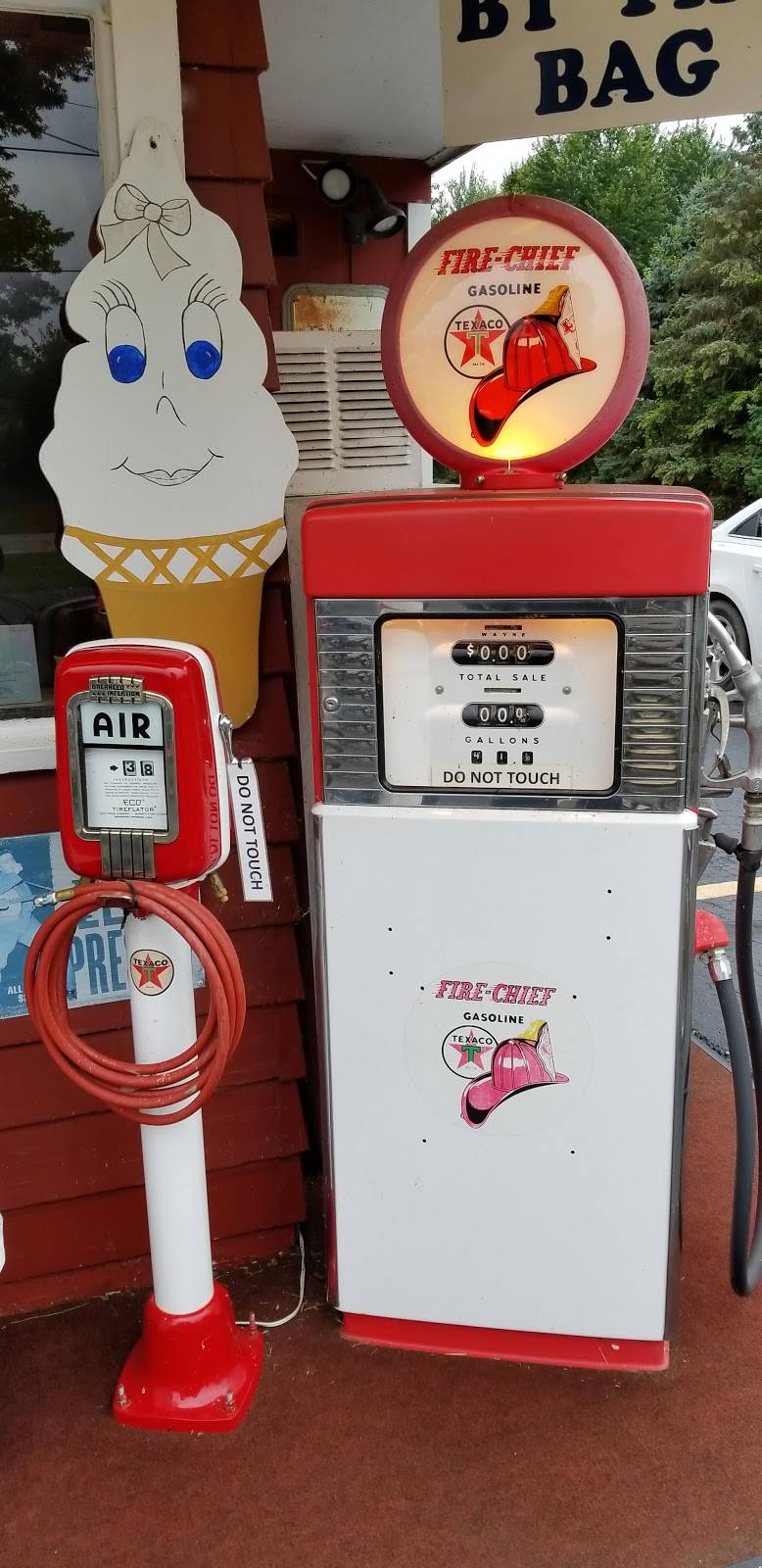 Jrs Dairy Sweet Drive Inn | restaurant | 1066 US-33, Wolflake, IN 46796, USA | 2606352045 OR +1 260-635-2045