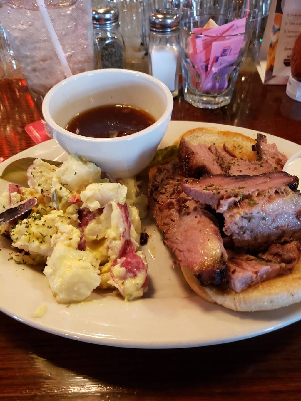 Greggs Bar & Grill | restaurant | 4400 N Broadway, St. Louis, MO 63147, USA | 3144211152 OR +1 314-421-1152