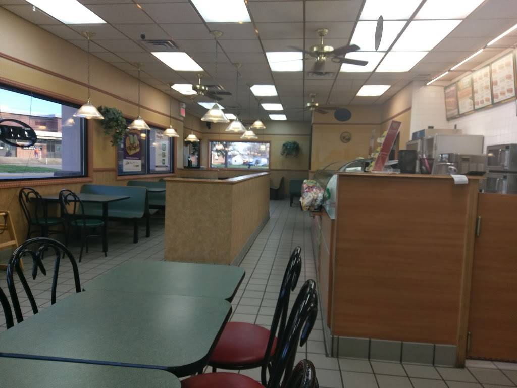 Subway | restaurant | 807 W Main St, Carmi, IL 62821, USA | 6183844125 OR +1 618-384-4125