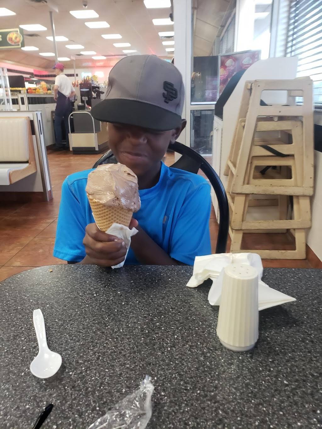 Braums Ice Cream & Burger Restaurant | restaurant | 3641 N Rock Rd, Wichita, KS 67226, USA | 3166341470 OR +1 316-634-1470