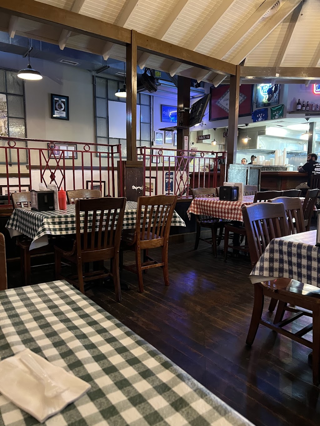 Guss World Famous Fried Chicken | restaurant | 300 President Clinton Ave, Little Rock, AR 72201, USA | 5013722211 OR +1 501-372-2211