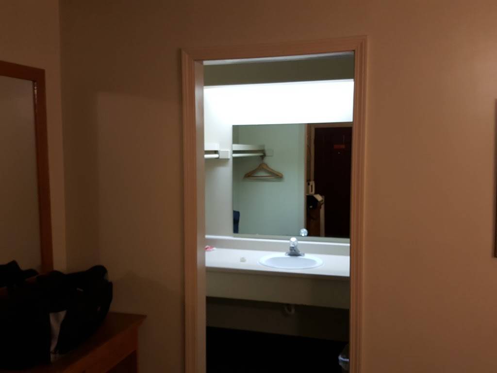 Econo Lodge University | restaurant | 2525 W 6th St, Lawrence, KS 66049, USA | 7858418410 OR +1 785-841-8410