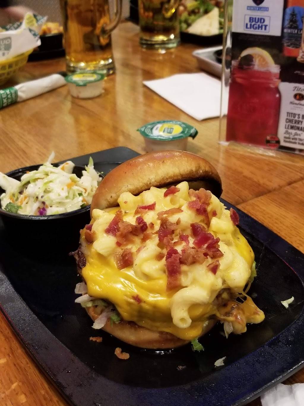 Quaker Steak & Lube | restaurant | 4900 Transportation Dr, Sheffield, OH 44054, USA | 4409349464 OR +1 440-934-9464