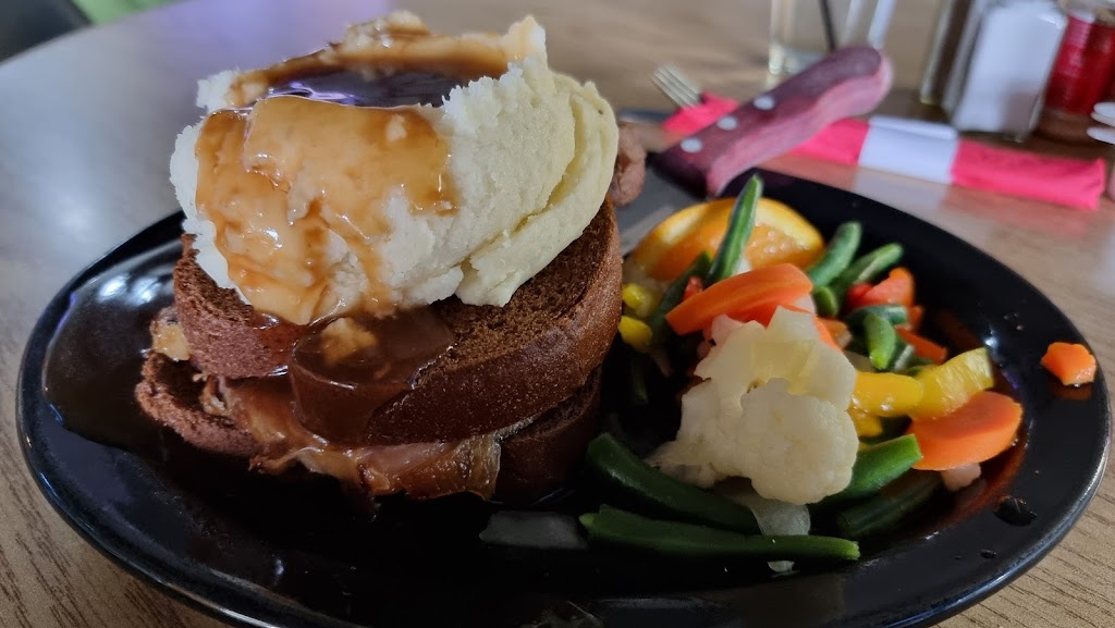 Peppermill Restaurant & EKV Lounge | restaurant | 502 US-20, Valentine, NE 69201, USA | 4023762800 OR +1 402-376-2800