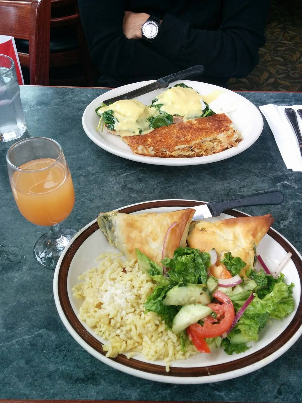 Costas Restaurant | restaurant | 4559 The Ave, Seattle, WA 98105, USA | 2066332751 OR +1 206-633-2751