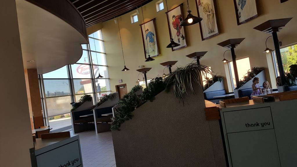 Toms Drive-In | restaurant | 701 E Wisconsin Ave, Appleton, WI 54911, USA | 9207319008 OR +1 920-731-9008