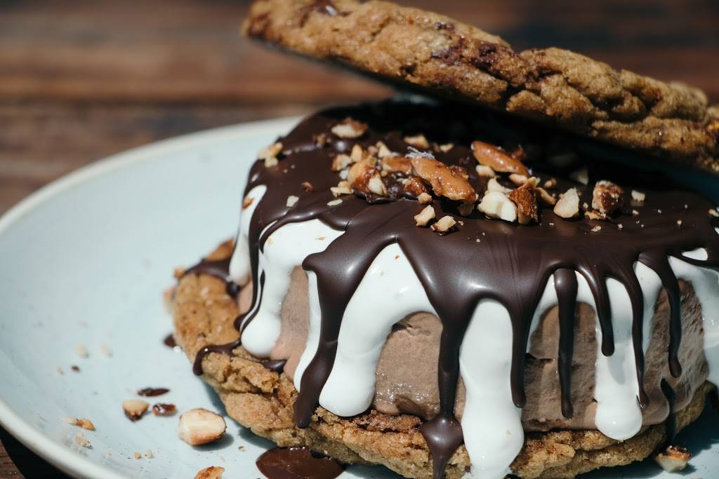 The Dawson | restaurant | 730 W Grand Ave, Chicago, IL 60654, USA | 3122438955 OR +1 312-243-8955