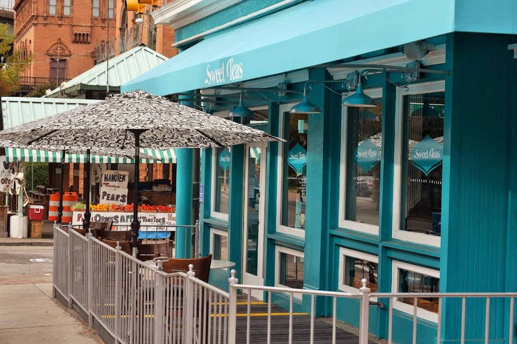 Sweet Teas Southern Cuisine | restaurant | 1700 E Main St, Richmond, VA 23223, USA | 8042258252 OR +1 804-225-8252