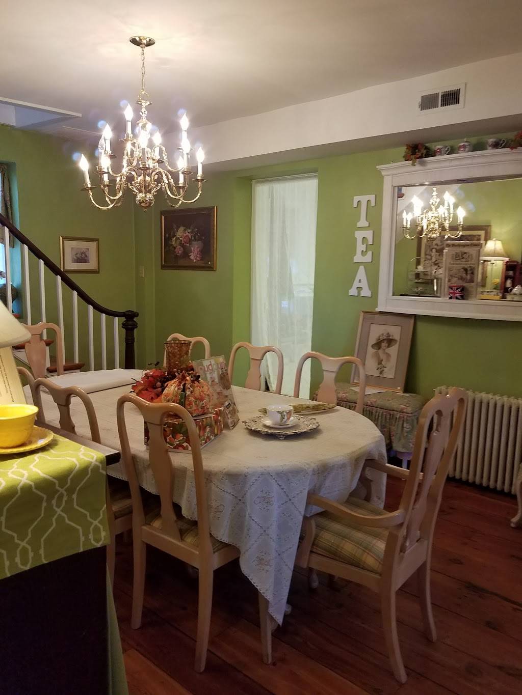 Aylesbury Tea Room | restaurant | 209 E Market St, Leesburg, VA 20176, USA | 7038686935 OR +1 703-868-6935