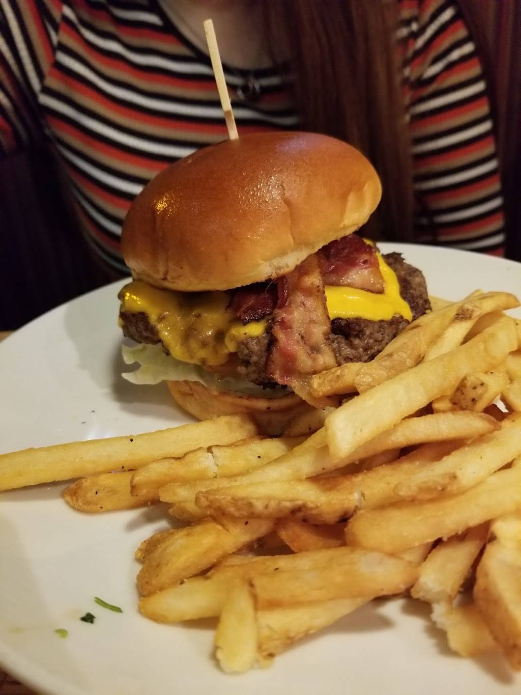 Applebees Grill + Bar | restaurant | 24872 Madison Ave, Murrieta, CA 92562, USA | 9518941846 OR +1 951-894-1846