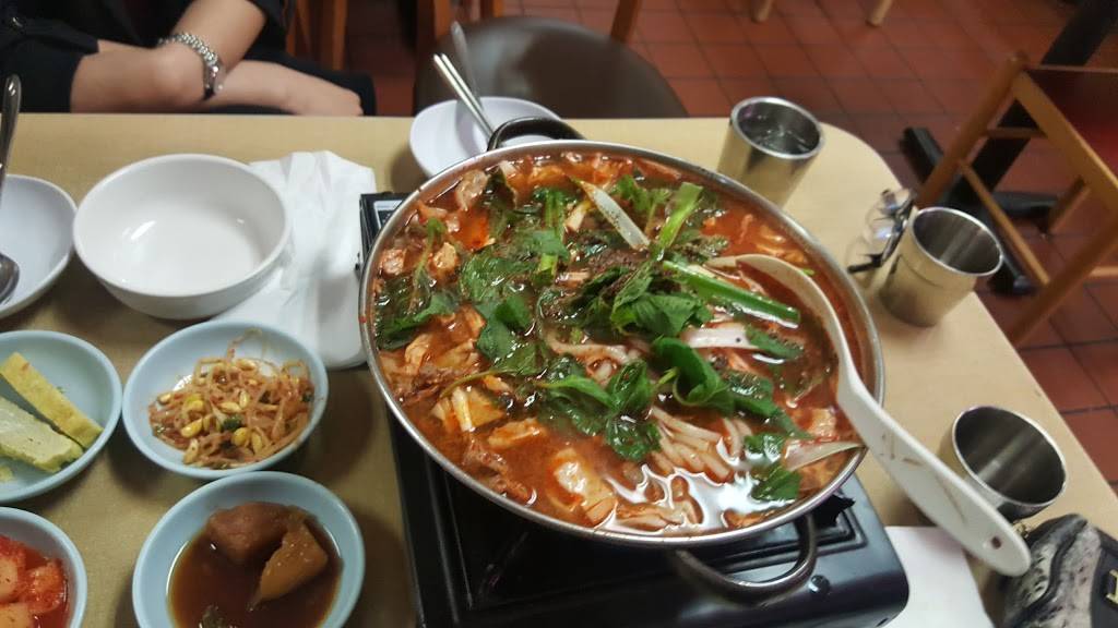 Moms House | restaurant | 3126 W 8th St, Los Angeles, CA 90012, USA | 2134808625 OR +1 213-480-8625