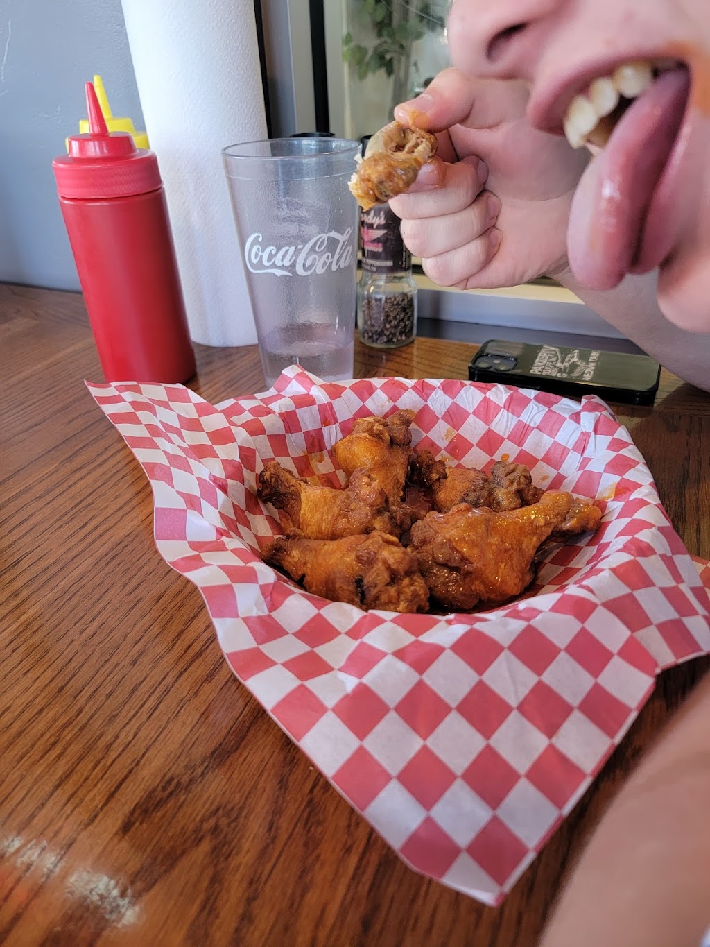 Hardys Hotwings, Burgers & Ice Cream | restaurant | 3081 N Hwy 97 #100, Bend, OR 97703, USA | 5413826962 OR +1 541-382-6962