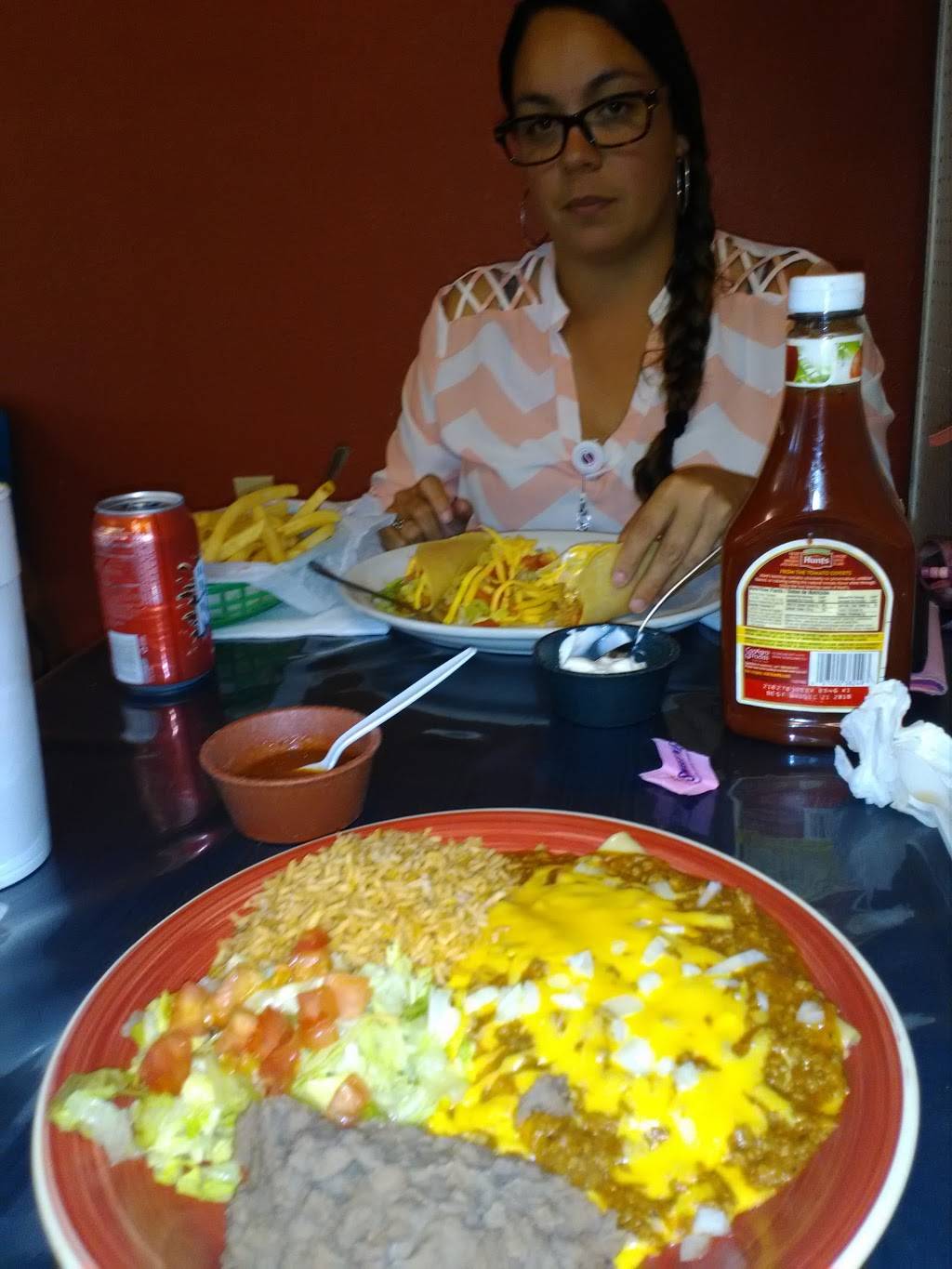 Flores Restaurant | restaurant | 517 B Ave, Sinton, TX 78387, USA | 3613642107 OR +1 361-364-2107