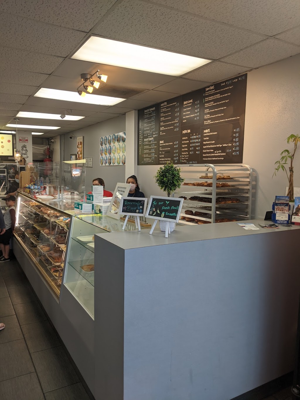 Scotts Donuts & Cafe | bakery | 27500 Marguerite Pkwy #3, Mission Viejo, CA 92692, USA | 9493642263 OR +1 949-364-2263