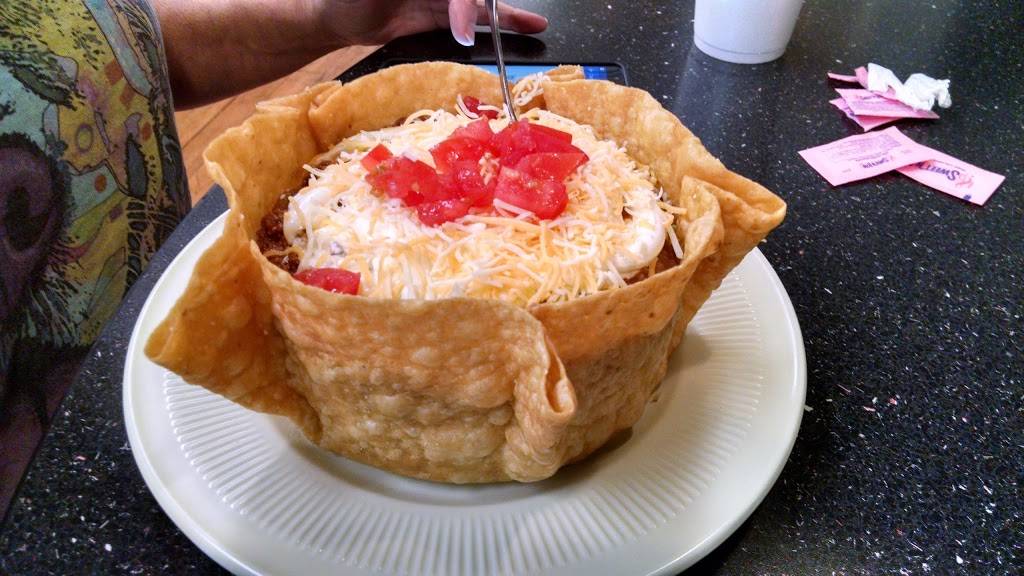 Berts Chuck Wagon | restaurant | 101 E Main St, Collinsville, IL 62234, USA | 6183447993 OR +1 618-344-7993