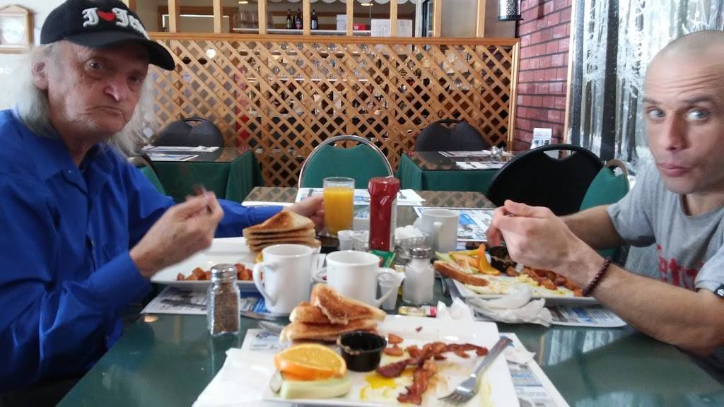 Restaurant Le Villageois | restaurant | 571 Rue Notre Dame, Charette, QC G0X 1E0, Canada | 8192215620 OR +1 819-221-5620