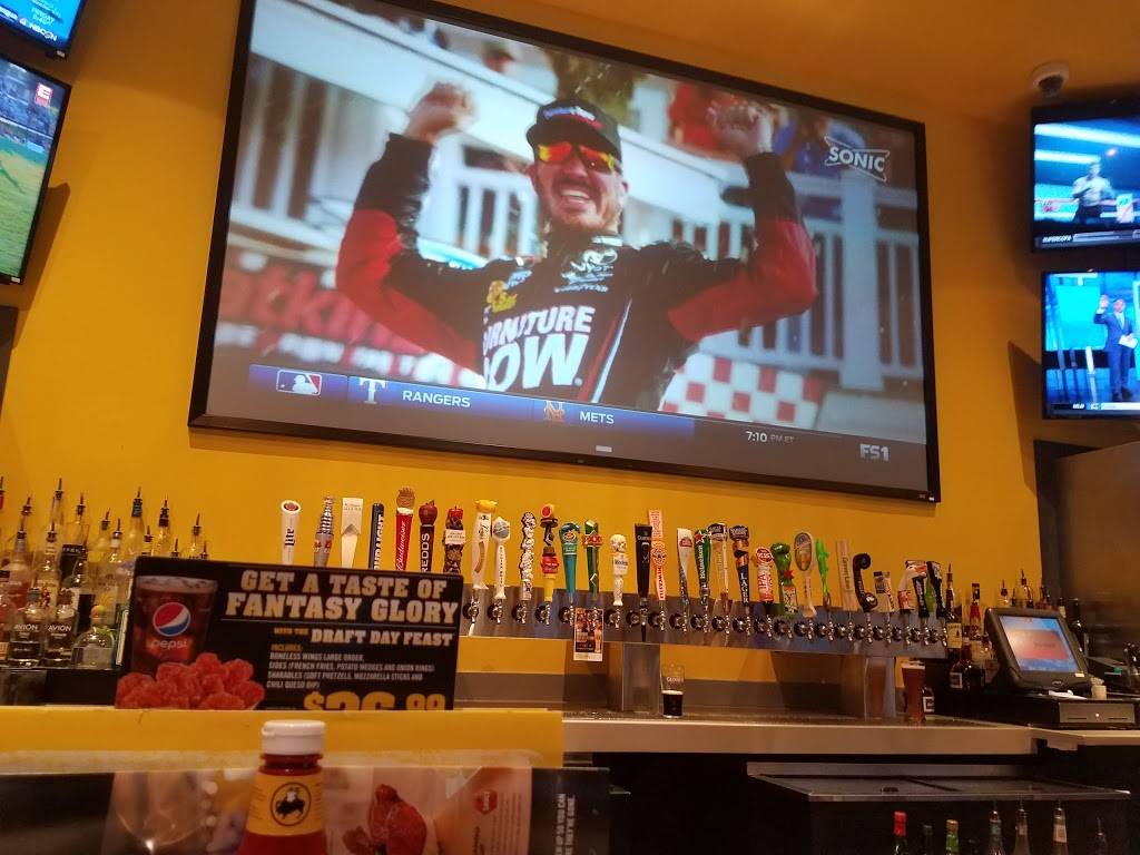 Buffalo Wild Wings | restaurant | 3961 Fountain Square Pl, Waukegan, IL 60085, USA | 8474733194 OR +1 847-473-3194