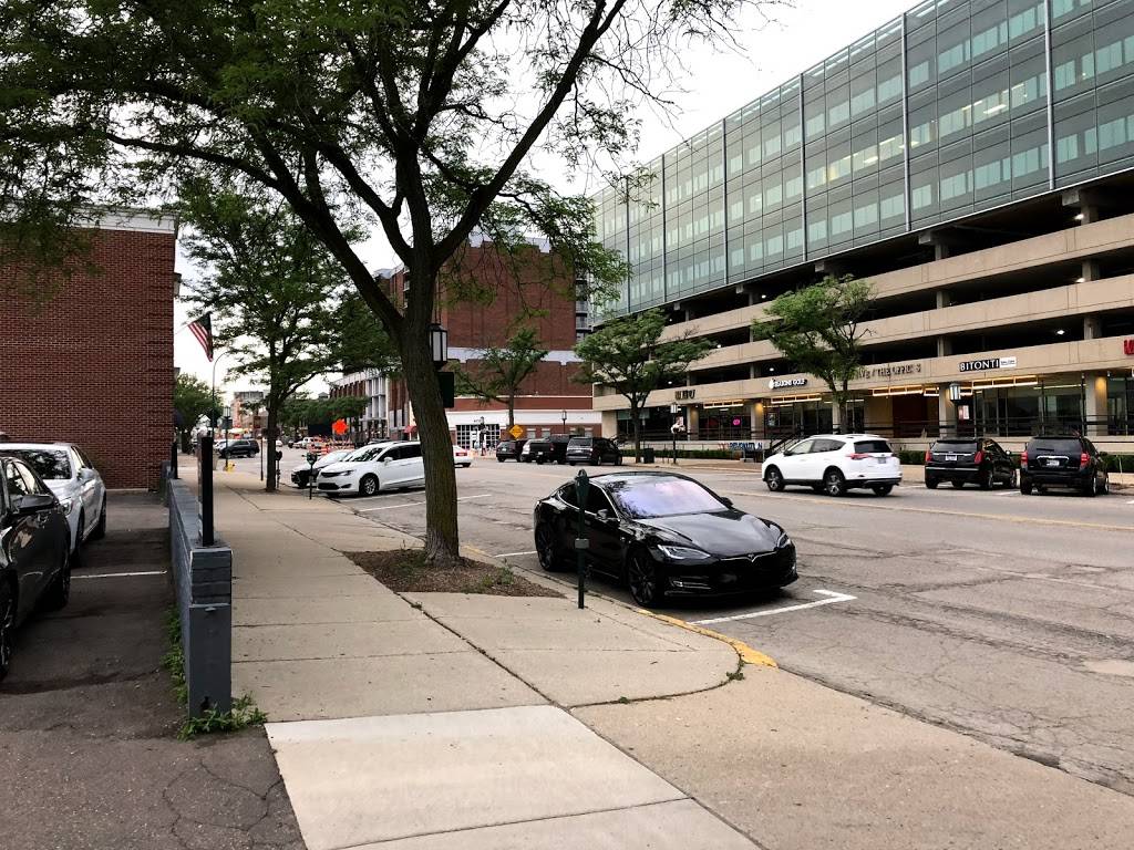 Phoenicia Restaurant | restaurant | 588 S Old Woodward Ave, Birmingham, MI 48009, USA | 2486443122 OR +1 248-644-3122